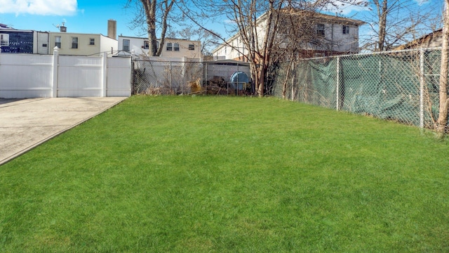 view of yard featuring a fenced backyard