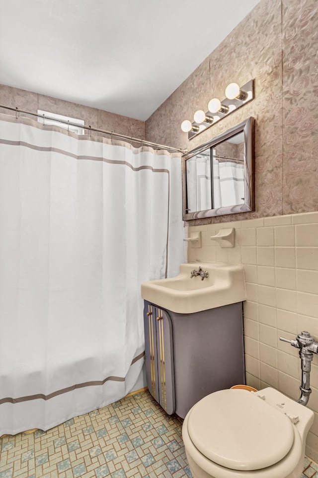 2390 Palisade Ave Unit 5J, Bronx, NY 10463 - bathroom featuring tile walls, vanity, curtained shower, wallpapered walls, and tile patterned floors