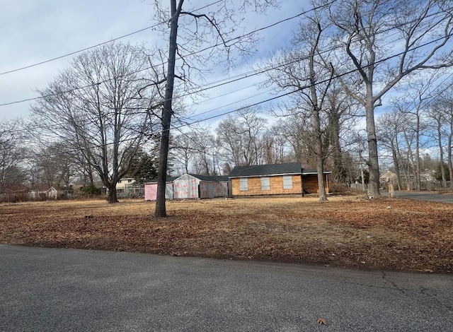 view of front of house with an outdoor structure