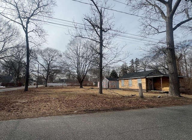 view of yard with an outdoor structure