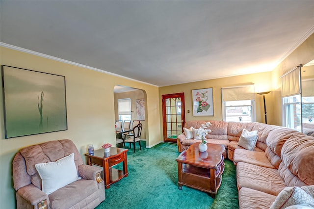 living room with arched walkways, carpet floors, ornamental molding, and baseboards