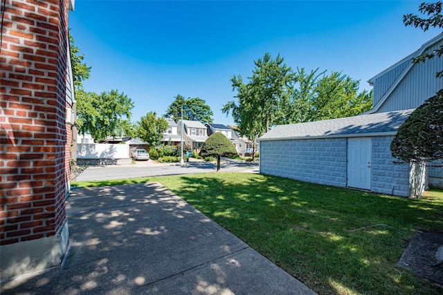 view of yard with a residential view