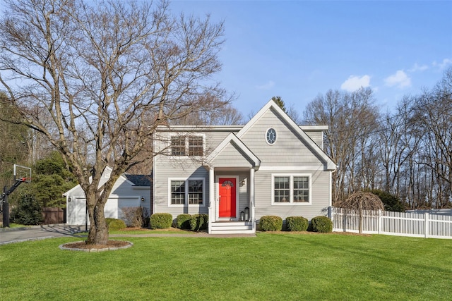 view of front facade featuring fence and a front lawn