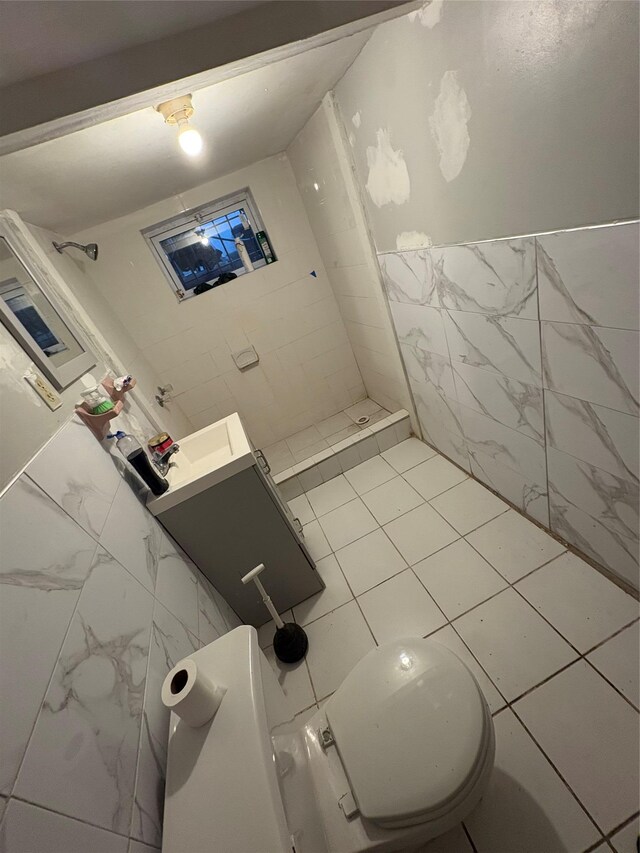 113-21 203rd St, Saint Albans, NY 11412 - bathroom with tile walls