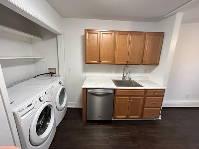 clothes washing area featuring laundry area, baseboards, dark wood-style floors, independent washer and dryer, and a sink