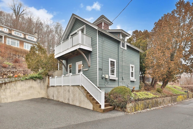 view of front of home featuring a balcony