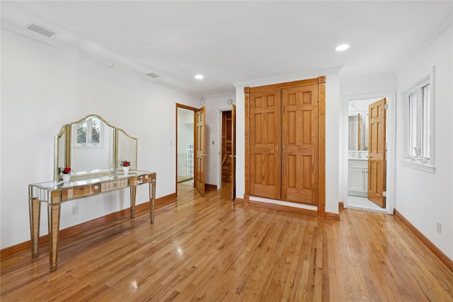 bedroom featuring crown molding, recessed lighting, visible vents, light wood-type flooring, and baseboards