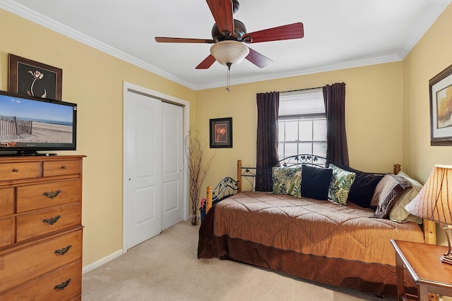 bedroom featuring light carpet, a ceiling fan, baseboards, a closet, and crown molding