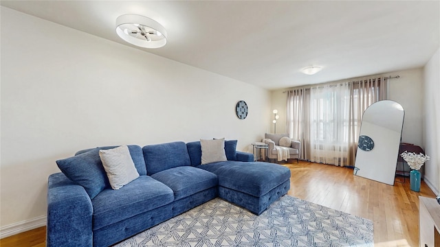 living room with light wood-type flooring and baseboards