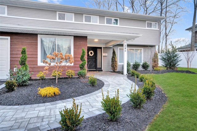 view of front of house featuring a front lawn