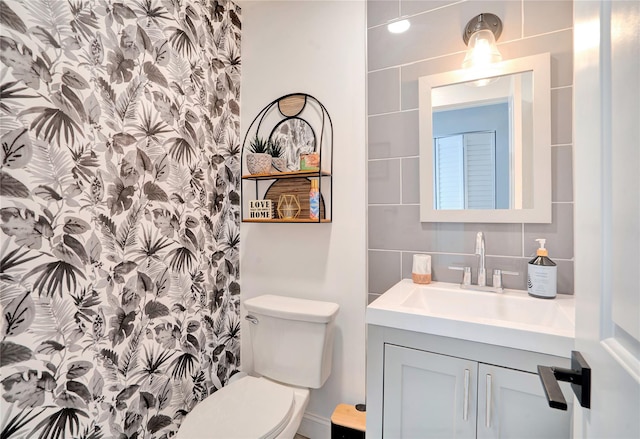 full bathroom featuring tile walls, toilet, decorative backsplash, vanity, and a shower with curtain