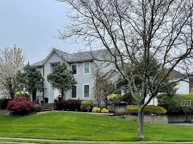 view of front of house featuring a front lawn