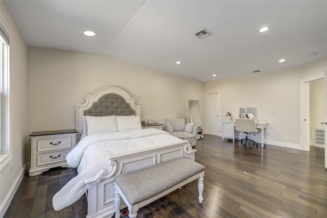 bedroom with baseboards, hardwood / wood-style floors, visible vents, and recessed lighting