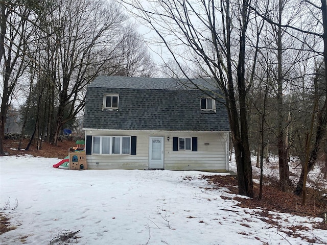 colonial inspired home featuring a shingled roof and a gambrel roof