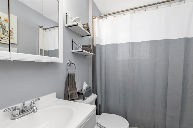 full bathroom with a shower with curtain, toilet, and vanity