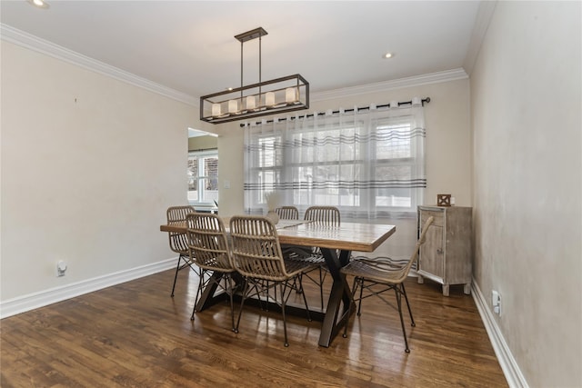 dining area featuring baseboards, recessed lighting, wood finished floors, and crown molding