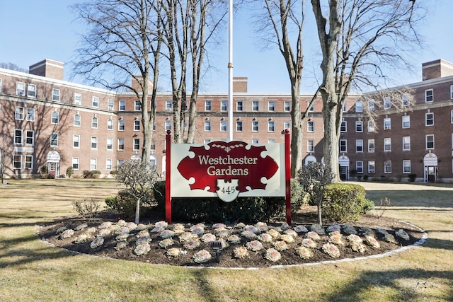 community sign with a yard