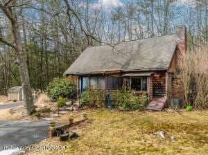 chalet / cabin with driveway