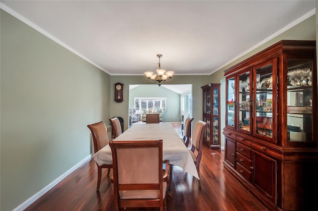 dining room featuring dark wood-style floors, crown molding, a notable chandelier, and baseboards