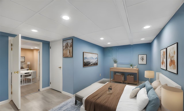 bedroom featuring light wood-style floors, baseboards, and recessed lighting