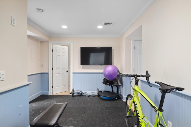 workout area featuring recessed lighting, a wainscoted wall, crown molding, and visible vents