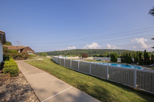 view of yard featuring fence and a fenced in pool