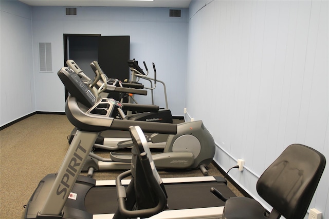 workout room featuring visible vents and baseboards