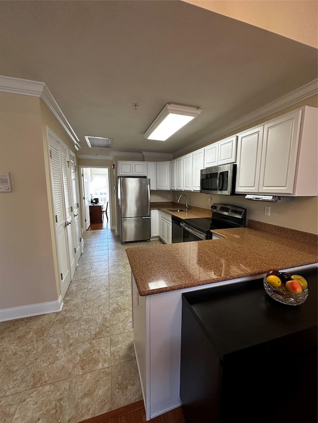 kitchen with crown molding, visible vents, stainless steel appliances, and a sink