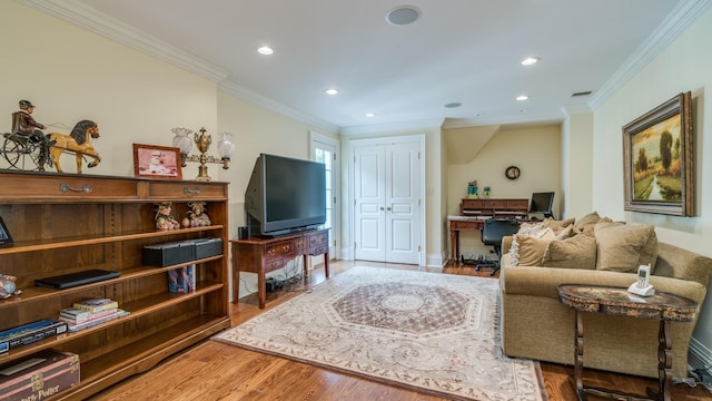 living room with baseboards, ornamental molding, wood finished floors, and recessed lighting