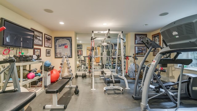 exercise room featuring recessed lighting