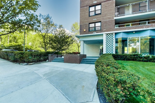 4705 Henry Hudson Pkwy W Unit 7G, Bronx, NY 10471 - exterior space featuring brick siding and a yard