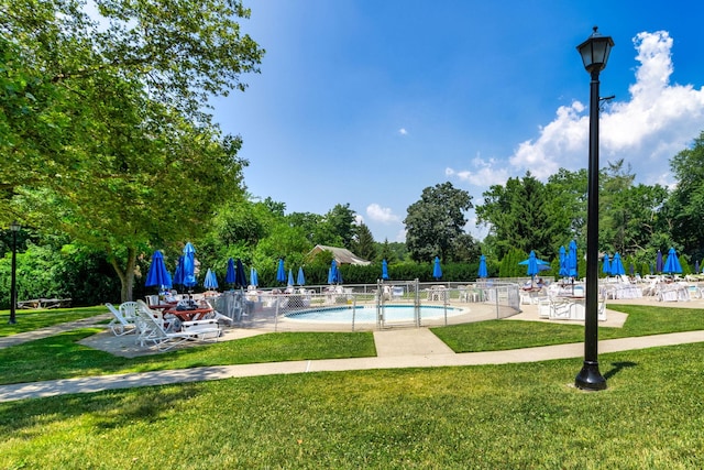 4705 Henry Hudson Pkwy W Unit 7G, Bronx, NY 10471 - surrounding community featuring a lawn, fence, and a pool