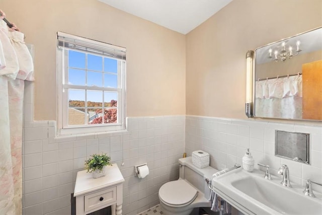 full bath featuring a wainscoted wall, a sink, toilet, and a shower with curtain