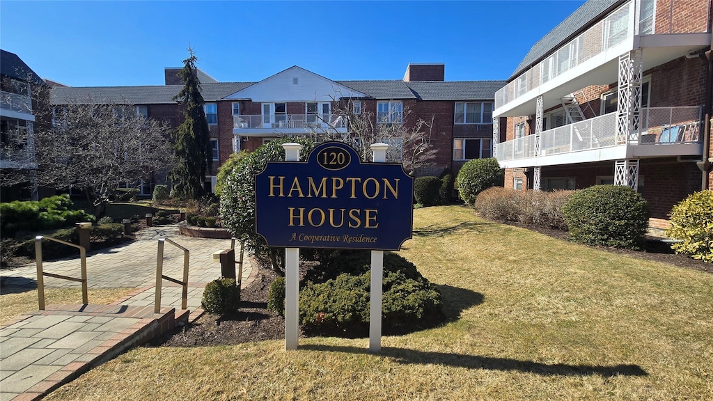 120 Morris Ave Unit B17, Rockville Centre, NY 11570 - view of property's community with a lawn