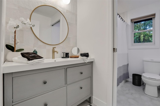 full bathroom with a shower with shower curtain, vanity, toilet, and baseboards