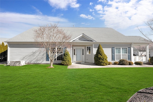 view of front of house featuring a shingled roof and a front yard