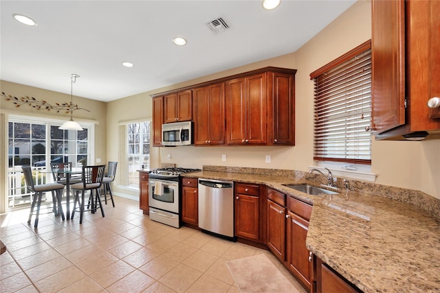 kitchen with visible vents, appliances with stainless steel finishes, decorative light fixtures, a sink, and recessed lighting