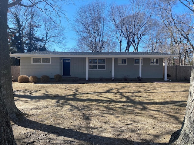 view of front of property featuring fence and a front lawn