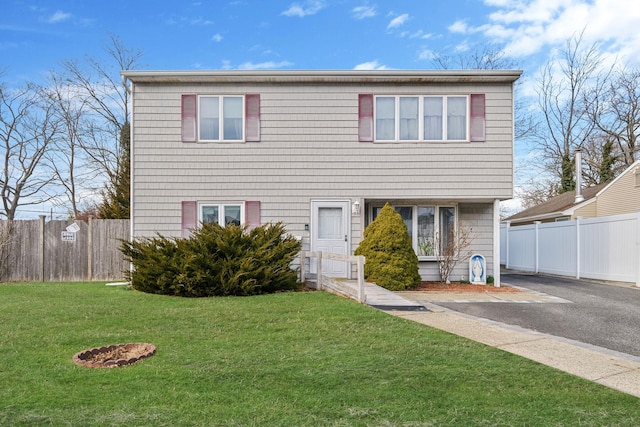 view of front of home featuring fence and a front yard