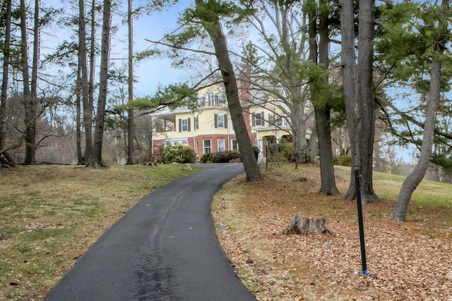 view of front of property featuring aphalt driveway