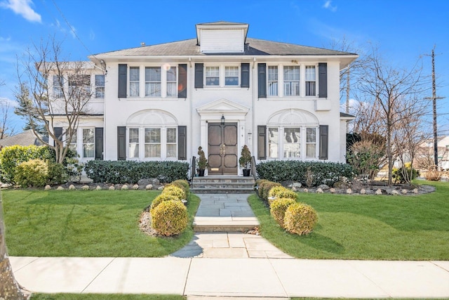 view of front facade featuring a front lawn