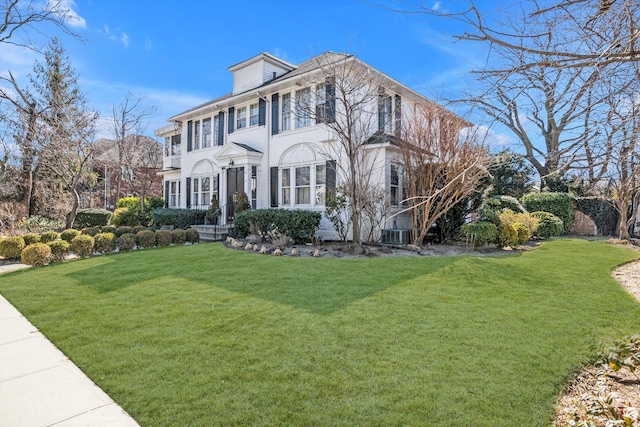 view of front of property featuring a front yard