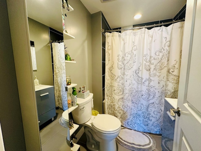 full bath featuring washer / clothes dryer, visible vents, toilet, shower / tub combo, and vanity