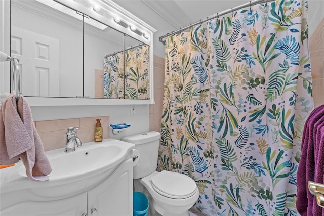 full bath featuring toilet, a shower with shower curtain, vanity, tasteful backsplash, and crown molding