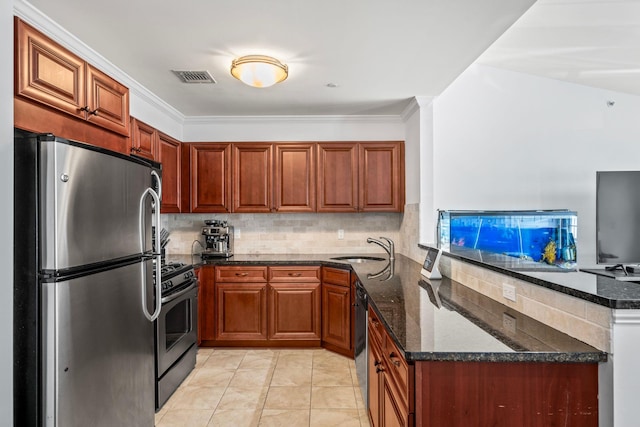 kitchen featuring dishwashing machine, a sink, visible vents, freestanding refrigerator, and gas range