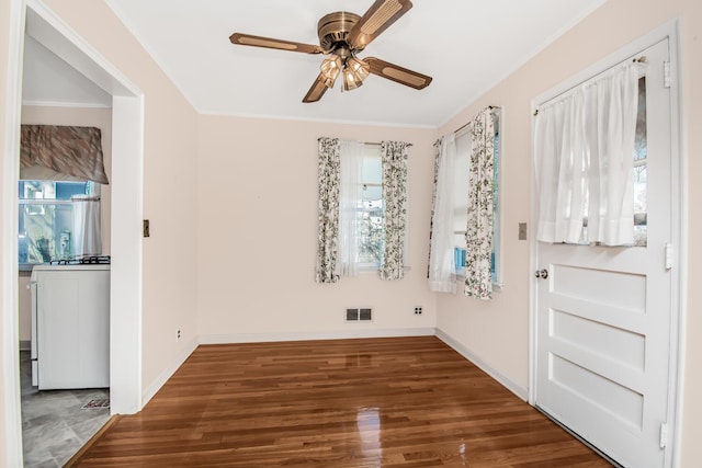 entrance foyer with visible vents, ornamental molding, a ceiling fan, wood finished floors, and baseboards