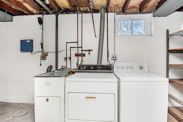 laundry room with laundry area and washer and clothes dryer