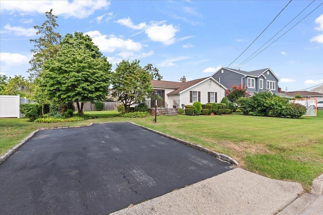 view of front of house featuring fence and a front yard