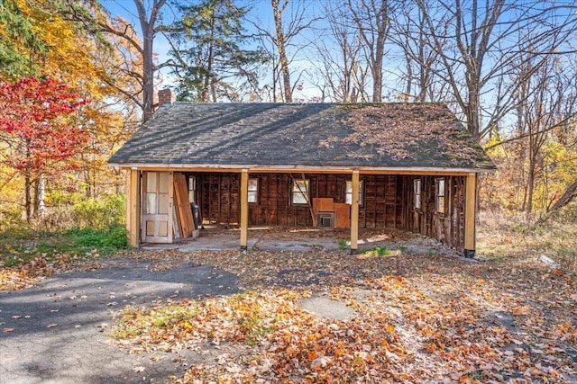 view of outdoor structure with an outbuilding