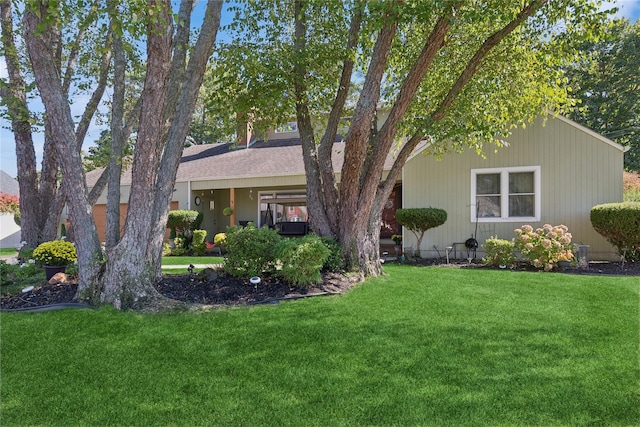 single story home with a front lawn